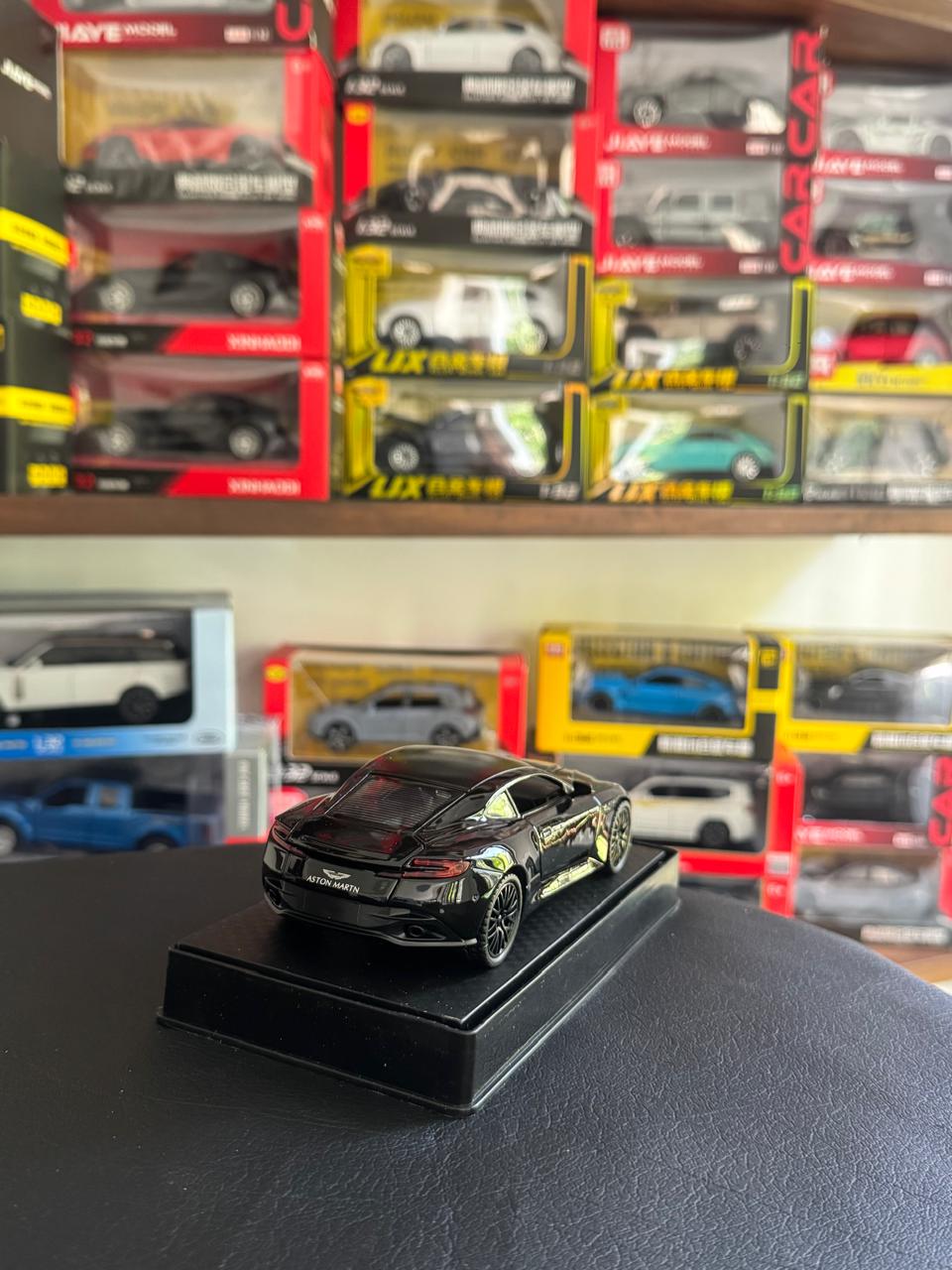 Diecast Model Car 1:32 ASTON MARTIN DB12 Alloy Car with Sound and Light Pullback Decorate Ornament Doors Open Metal Car Model Toys