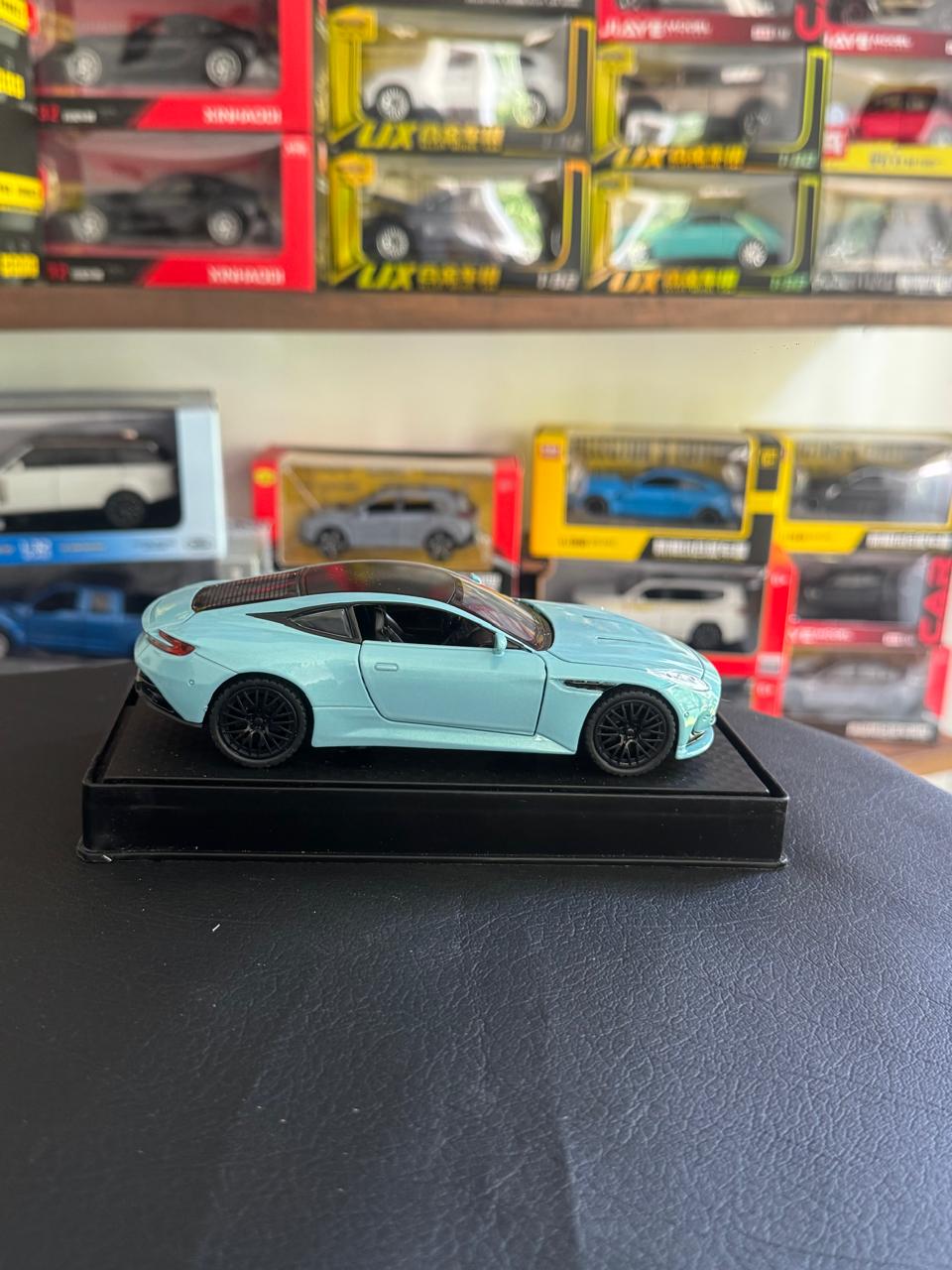 Diecast Model Car 1:32 ASTON MARTIN DB12 Alloy Car with Sound and Light Pullback Decorate Ornament Doors Open Metal Car Model Toys