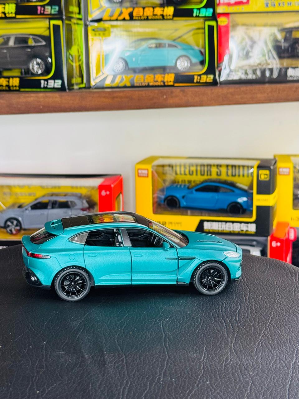 Diecast Model Car 1:32  ASTON MARTIN DBX Alloy Car with Sound and Light Pullback Decorate Ornament Doors Open Metal Car Model Toys