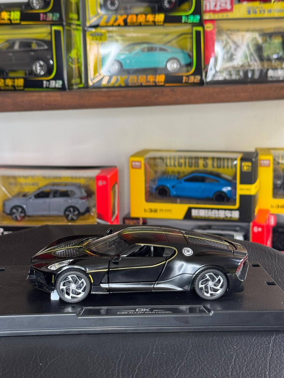 Diecast Model Car 1:32 Bugatti Super Car LVN Ultra Carrera Alloy Car with Sound and Light Pullback Decorate Ornament Doors Open Metal Car Model Toys