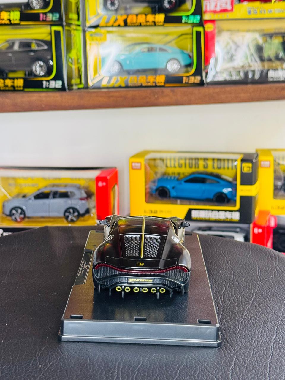 Diecast Model Car 1:32 Bugatti Super Car LVN Ultra Carrera Alloy Car with Sound and Light Pullback Decorate Ornament Doors Open Metal Car Model Toys