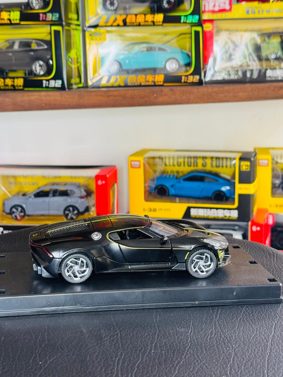 Diecast Model Car 1:32 Bugatti Super Car LVN Ultra Carrera Alloy Car with Sound and Light Pullback Decorate Ornament Doors Open Metal Car Model Toys