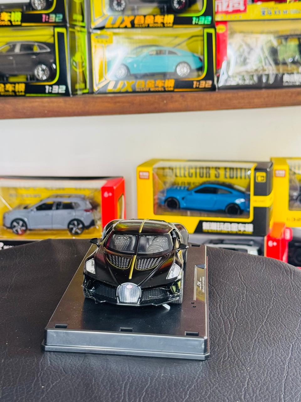 Diecast Model Car 1:32 Bugatti Super Car LVN Ultra Carrera Alloy Car with Sound and Light Pullback Decorate Ornament Doors Open Metal Car Model Toys