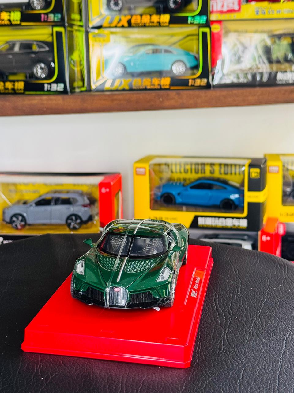 Diecast Model Car 1:32 Bugatti Super Car LVN Ultra Carrera Alloy Car with Sound and Light Pullback Decorate Ornament Doors Open Metal Car Model Toys