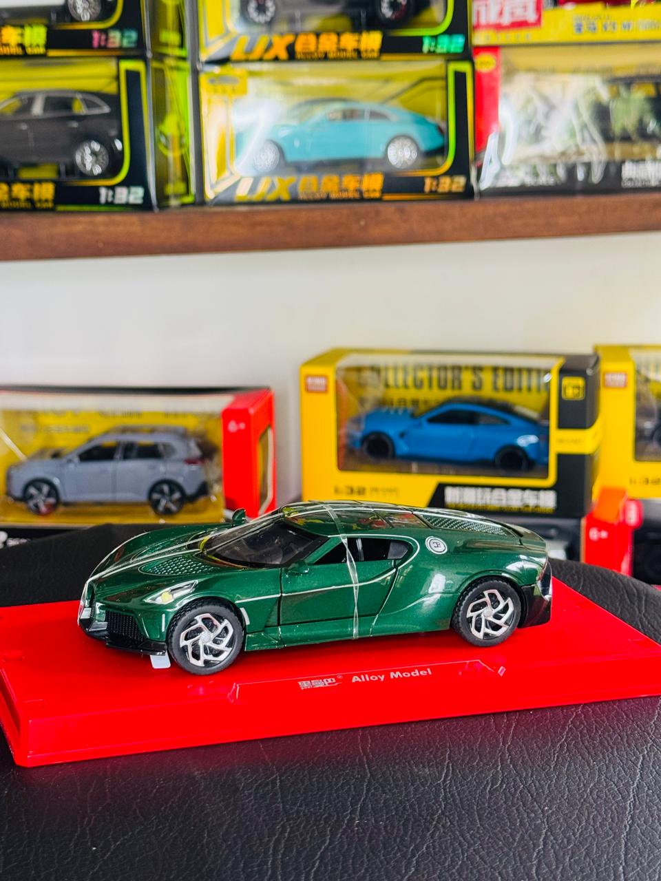 Diecast Model Car 1:32 Bugatti Super Car LVN Ultra Carrera Alloy Car with Sound and Light Pullback Decorate Ornament Doors Open Metal Car Model Toys