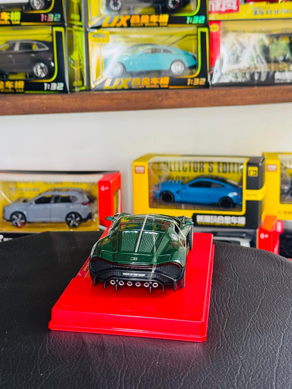 Diecast Model Car 1:32 Bugatti Super Car LVN Ultra Carrera Alloy Car with Sound and Light Pullback Decorate Ornament Doors Open Metal Car Model Toys