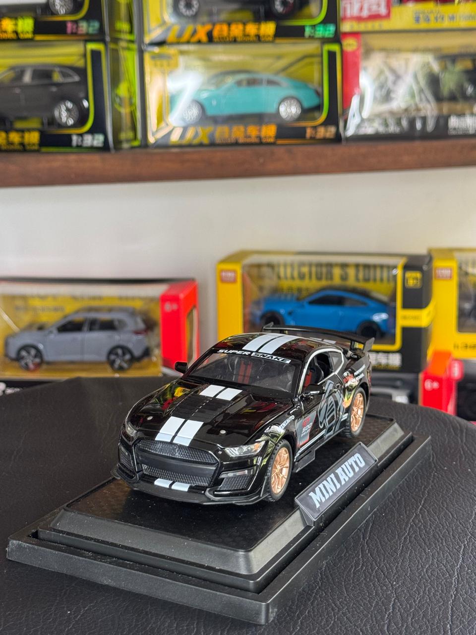 Diecast Model Car 1:32 Ford Mustang Shelby GT500 Alloy Car with Sound and Light Pullback Decorate Ornament Doors Open Metal Car Model Toys
