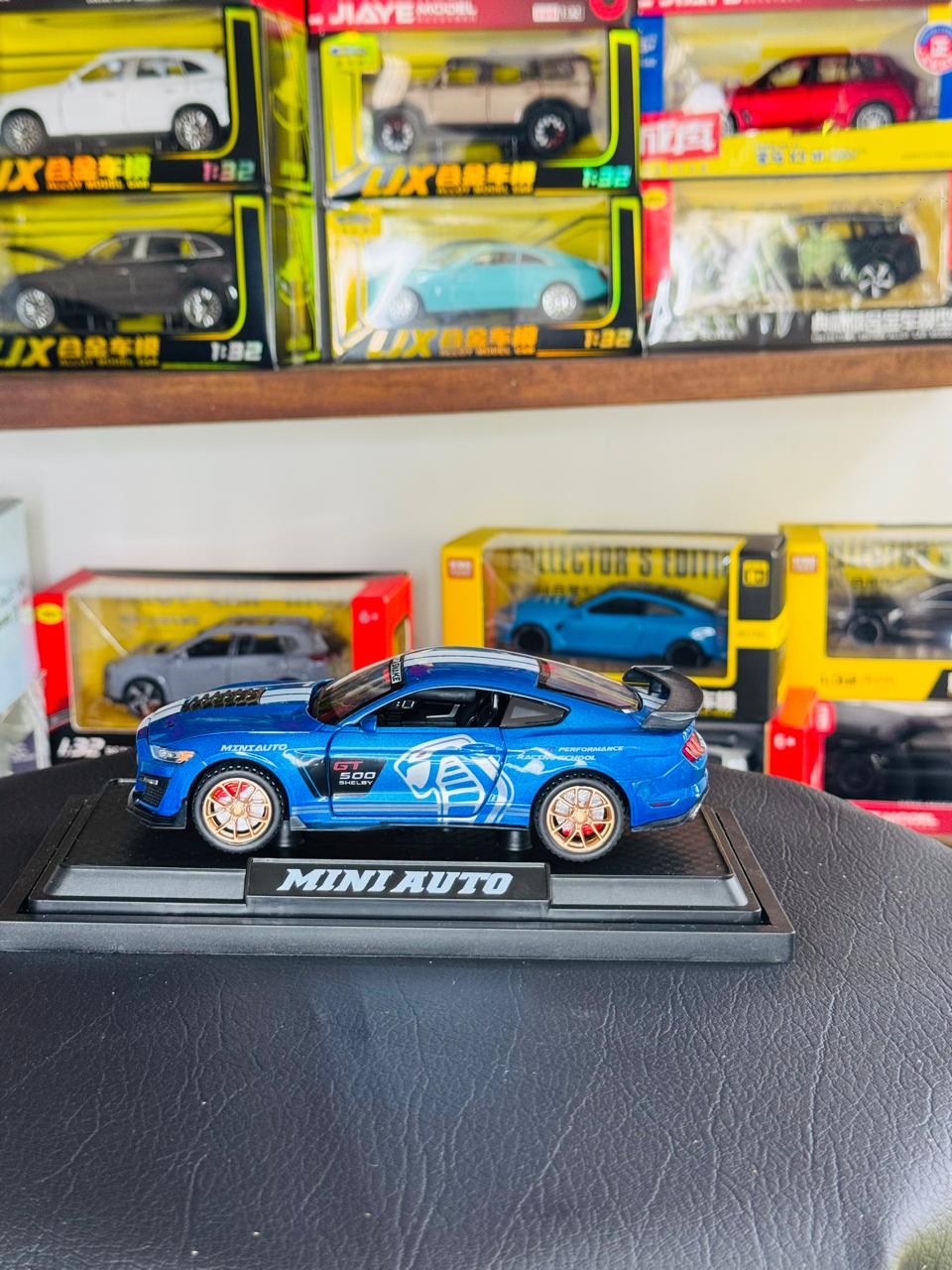Diecast Model Car 1:32 Ford Mustang Shelby GT500 Alloy Car with Sound and Light Pullback Decorate Ornament Doors Open Metal Car Model Toys