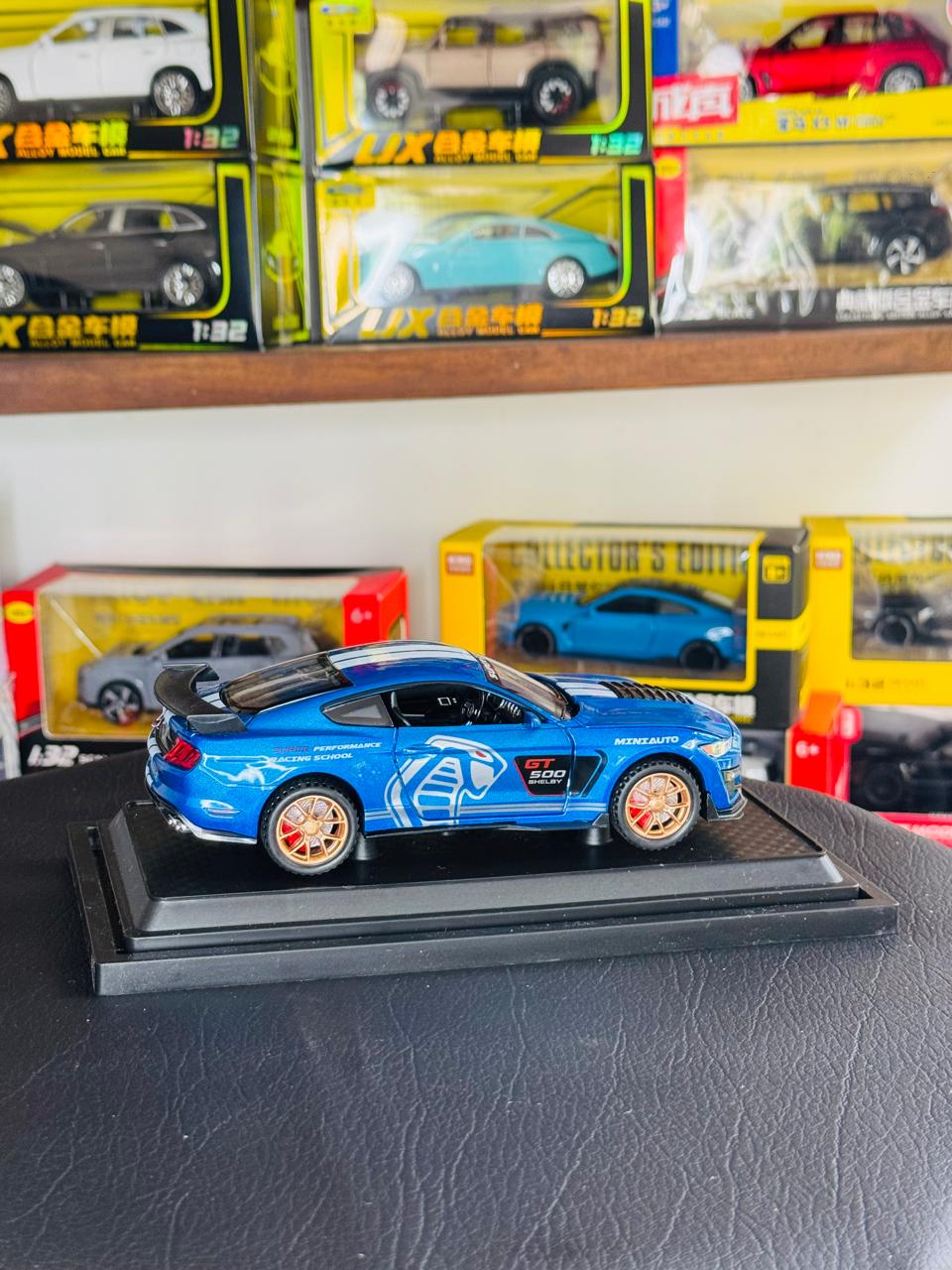 Diecast Model Car 1:32 Ford Mustang Shelby GT500 Alloy Car with Sound and Light Pullback Decorate Ornament Doors Open Metal Car Model Toys
