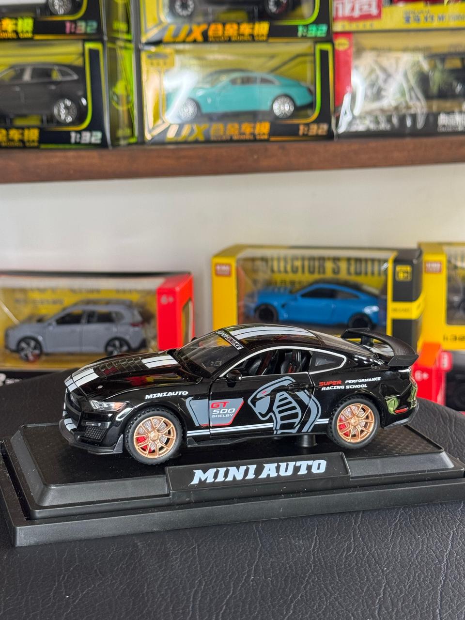 Diecast Model Car 1:32 Ford Mustang Shelby GT500 Alloy Car with Sound and Light Pullback Decorate Ornament Doors Open Metal Car Model Toys