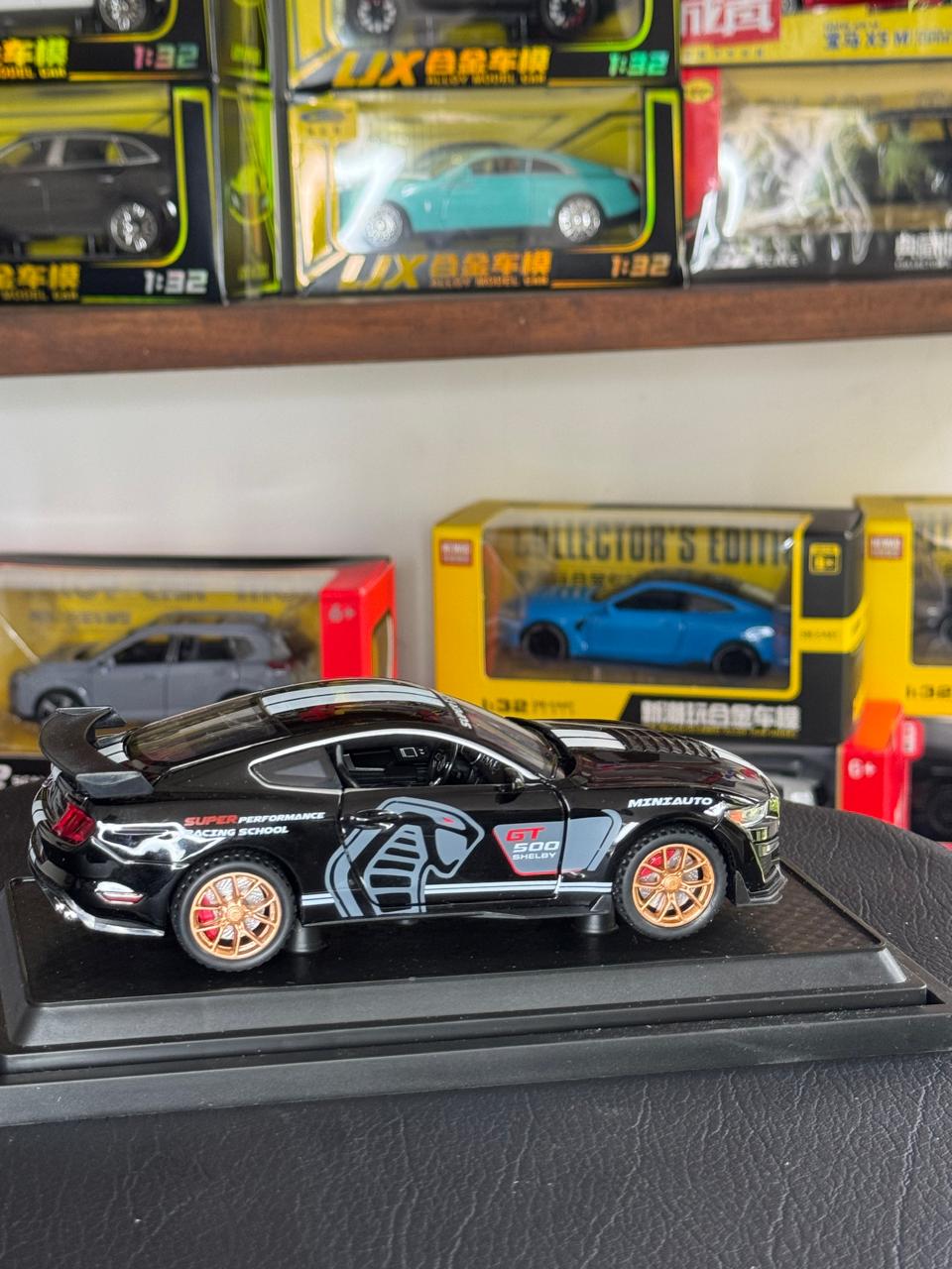 Diecast Model Car 1:32 Ford Mustang Shelby GT500 Alloy Car with Sound and Light Pullback Decorate Ornament Doors Open Metal Car Model Toys