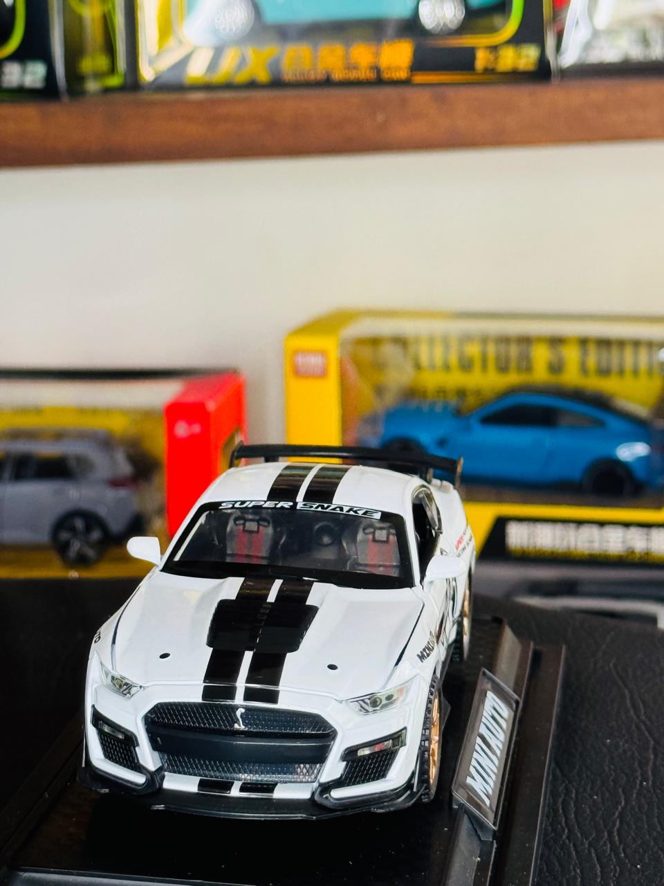 Diecast Model Car 1:32 Ford Mustang Shelby GT500 Alloy Car with Sound and Light Pullback Decorate Ornament Doors Open Metal Car Model Toys