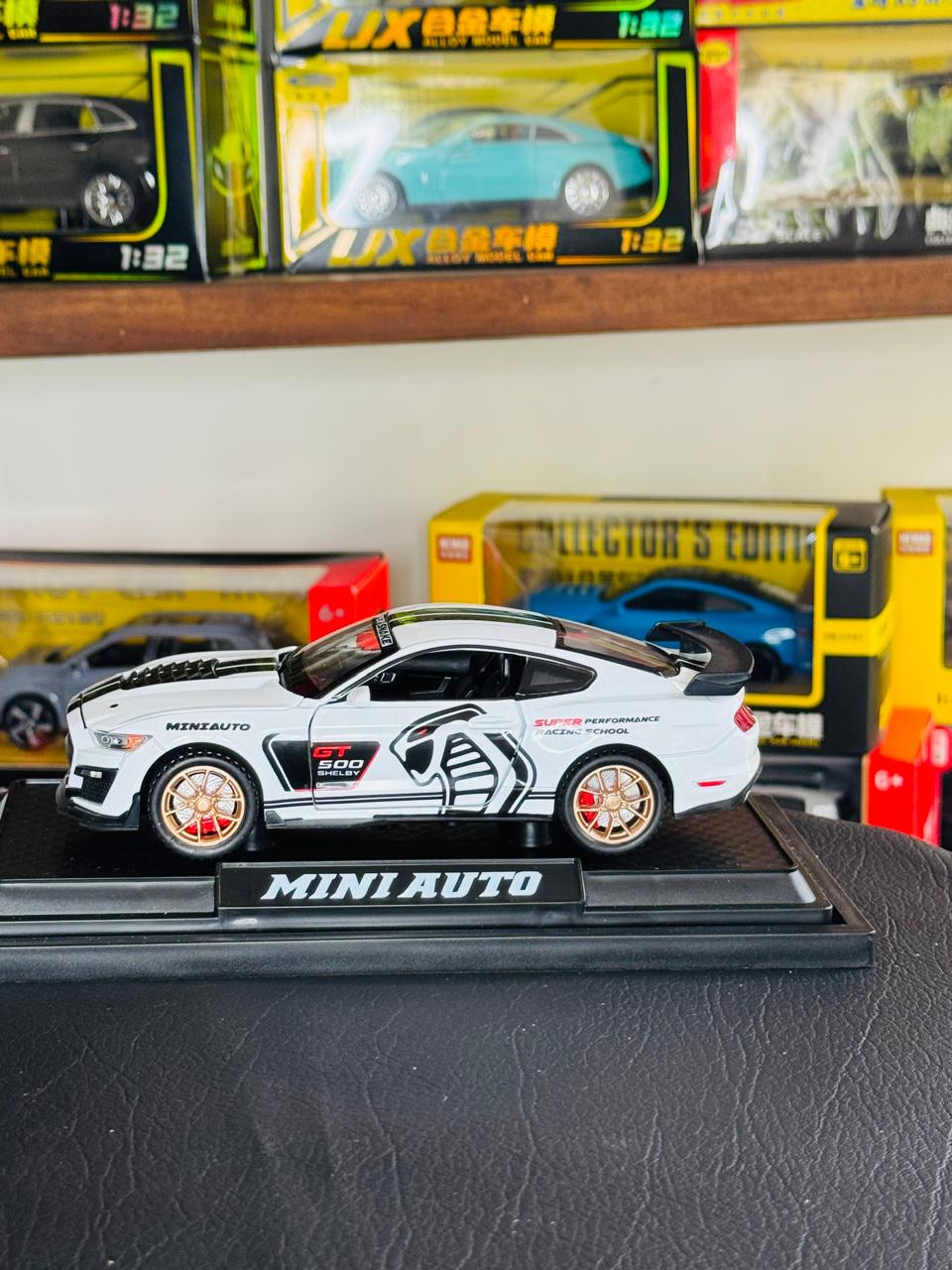 Diecast Model Car 1:32 Ford Mustang Shelby GT500 Alloy Car with Sound and Light Pullback Decorate Ornament Doors Open Metal Car Model Toys
