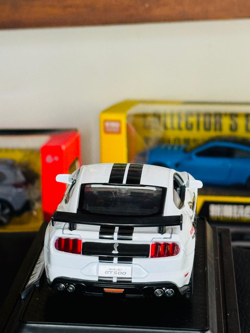 Diecast Model Car 1:32 Ford Mustang Shelby GT500 Alloy Car with Sound and Light Pullback Decorate Ornament Doors Open Metal Car Model Toys