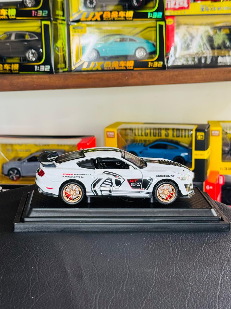 Diecast Model Car 1:32 Ford Mustang Shelby GT500 Alloy Car with Sound and Light Pullback Decorate Ornament Doors Open Metal Car Model Toys