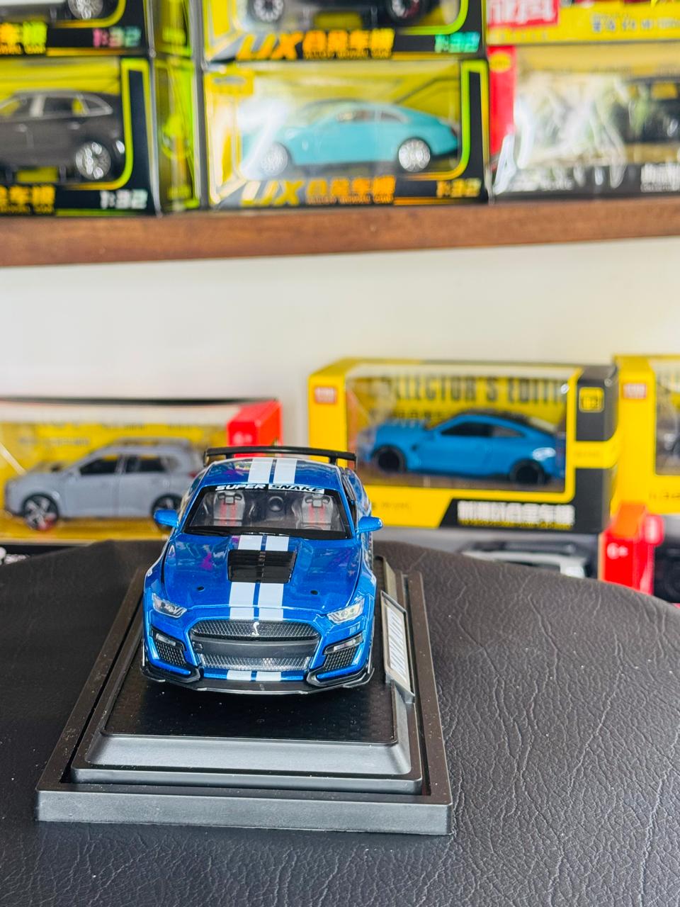 Diecast Model Car 1:32 Ford Mustang Shelby GT500 Alloy Car with Sound and Light Pullback Decorate Ornament Doors Open Metal Car Model Toys