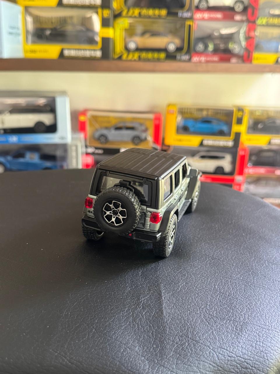 Diecast Model Car 1:32 Jeep Rubicon with Sound and Light Pullback Off-road Decorate Ornament Doors Open Metal Car Model Toys