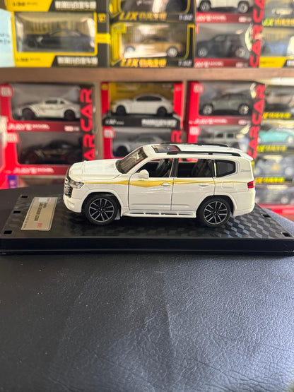 Diecast Model Car 1:32 Toyota Land Cruise LC300 Alloy Car with Sound and Light Pullback Decorate Ornament Doors Open Metal Car Model Toys