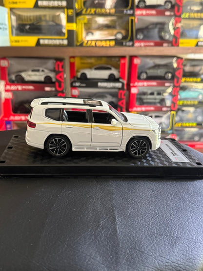 Diecast Model Car 1:32 Toyota Land Cruise LC300 Alloy Car with Sound and Light Pullback Decorate Ornament Doors Open Metal Car Model Toys