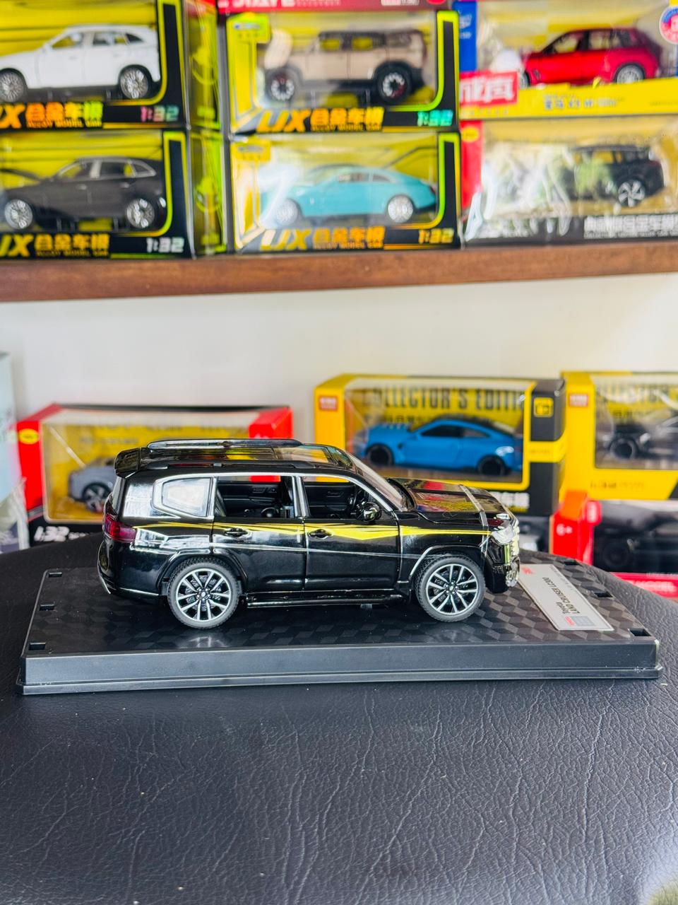 Diecast Model Car 1:32 Toyota Land Cruise LC300 Alloy Car with Sound and Light Pullback Decorate Ornament Doors Open Metal Car Model Toys