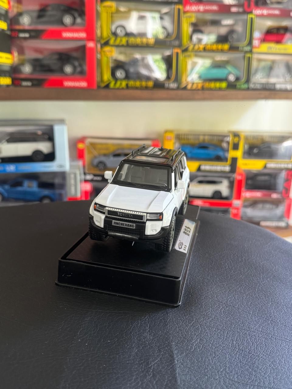 Diecast Model Car 1:32 TOYOTA Prado Alloy Car with Sound and Light Pullback Decorate Ornament Doors Open Metal Car Model Toys