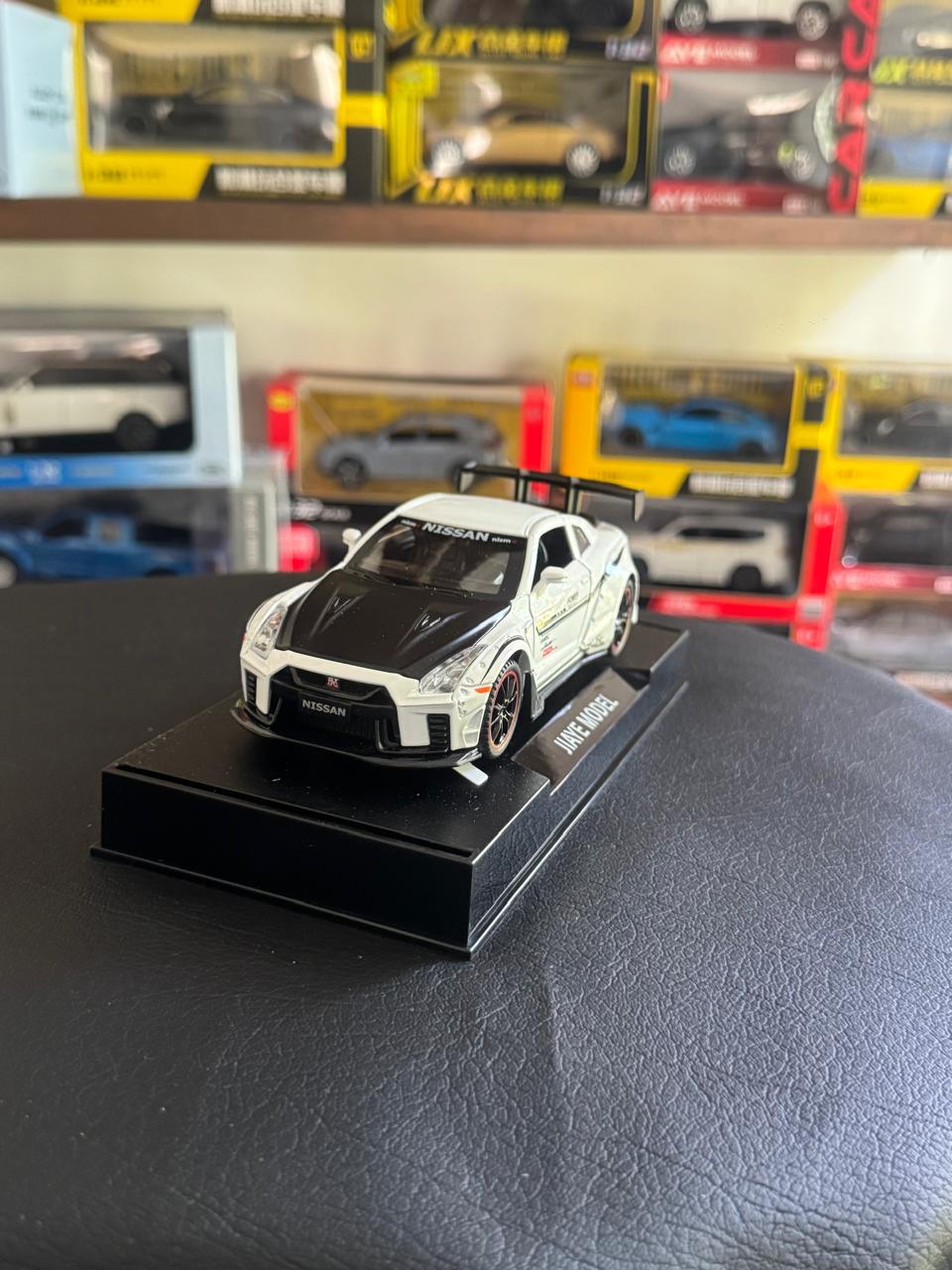 Diecast Model Car 1:32 NISSAN GTR Alloy Car with Sound and Light Pullback Decorate Ornament Doors Open Metal Car Model Toys