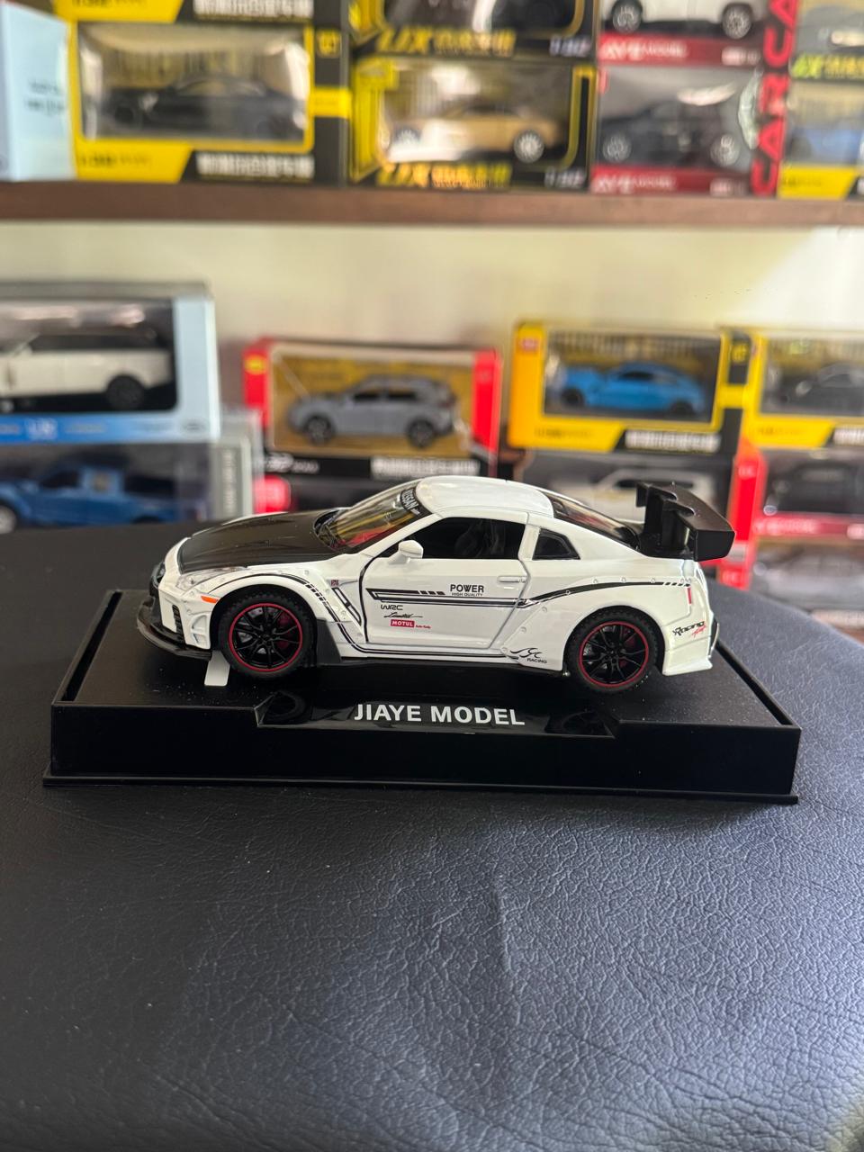 Diecast Model Car 1:32 NISSAN GTR Alloy Car with Sound and Light Pullback Decorate Ornament Doors Open Metal Car Model Toys