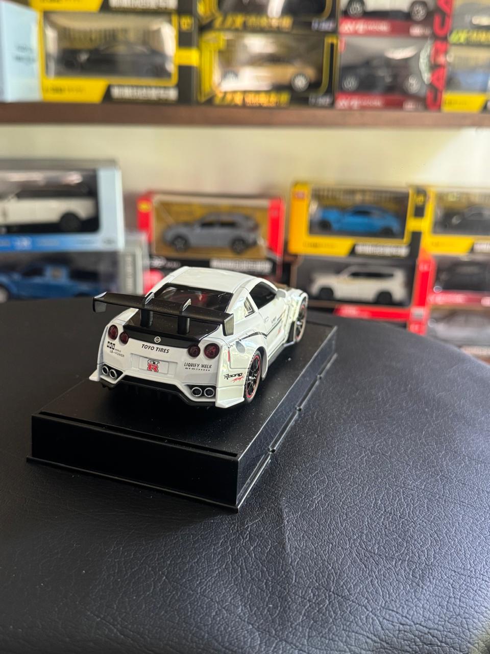 Diecast Model Car 1:32 NISSAN GTR Alloy Car with Sound and Light Pullback Decorate Ornament Doors Open Metal Car Model Toys