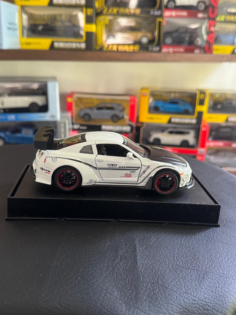 Diecast Model Car 1:32 NISSAN GTR Alloy Car with Sound and Light Pullback Decorate Ornament Doors Open Metal Car Model Toys