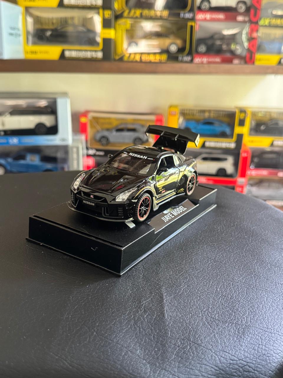 Diecast Model Car 1:32 NISSAN GTR Alloy Car with Sound and Light Pullback Decorate Ornament Doors Open Metal Car Model Toys
