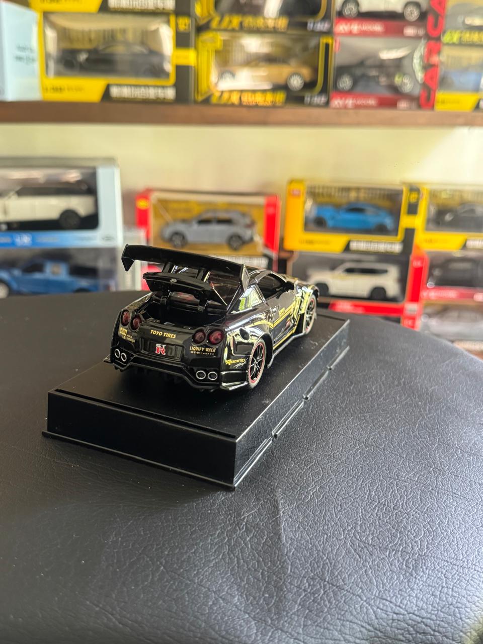 Diecast Model Car 1:32 NISSAN GTR Alloy Car with Sound and Light Pullback Decorate Ornament Doors Open Metal Car Model Toys