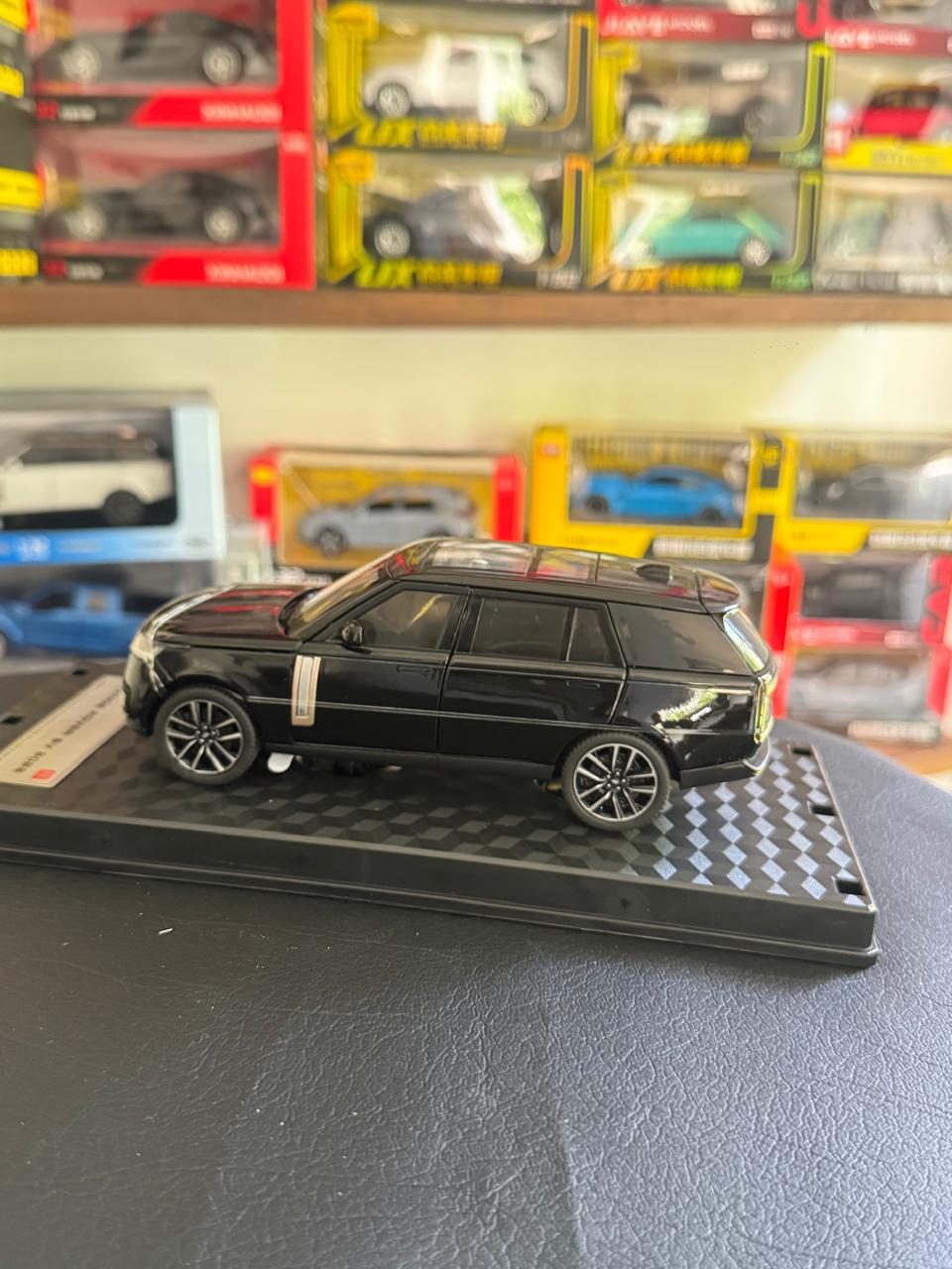 Diecast Model Car 1:32 Range Rover SV Alloy Car with Sound and Light Pullback Decorate Ornament Doors Open Metal Car Model Toys