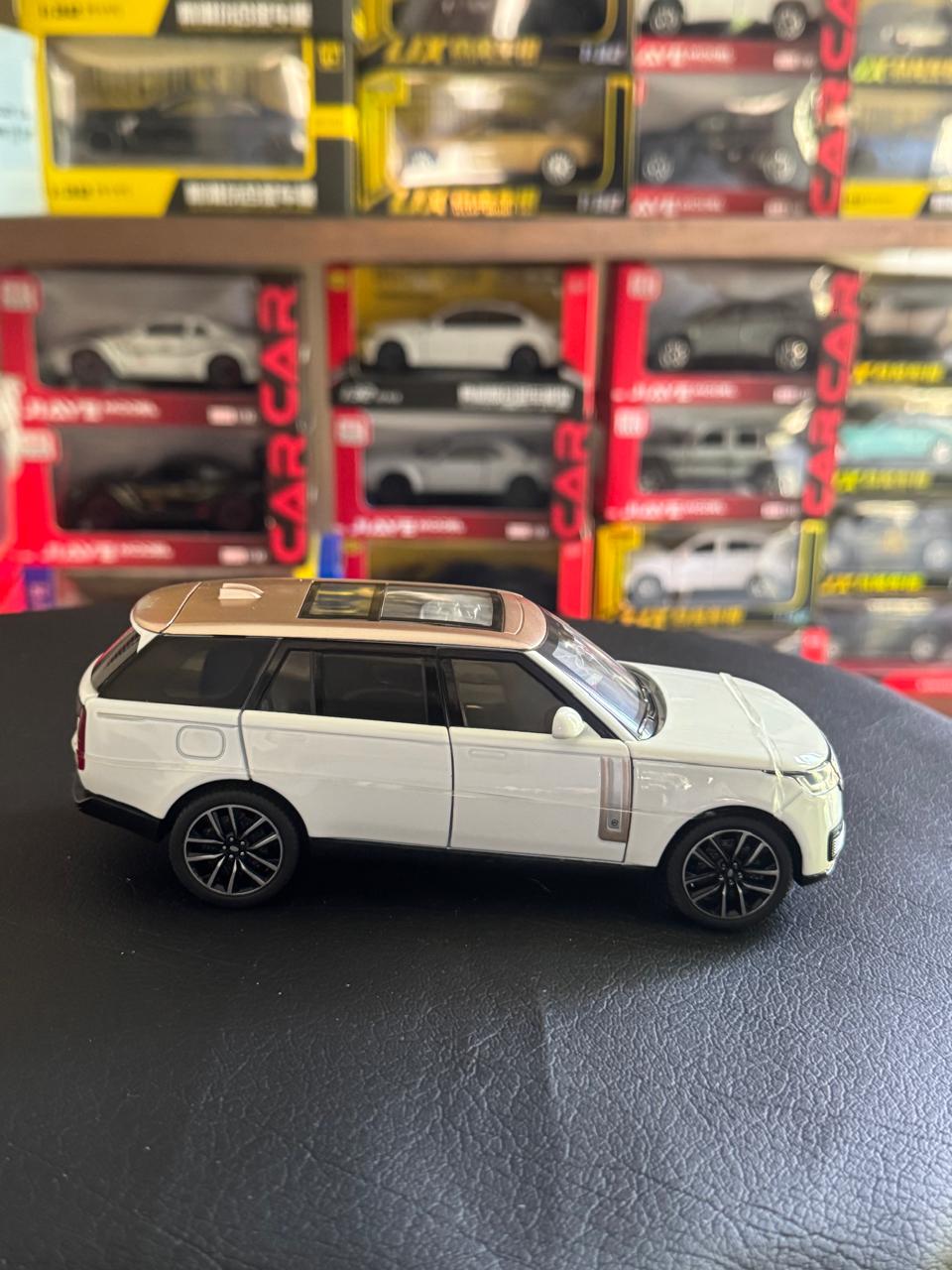 Diecast Model Car 1:32 Range Rover SV Alloy Car with Sound and Light Pullback Decorate Ornament Doors Open Metal Car Model Toys