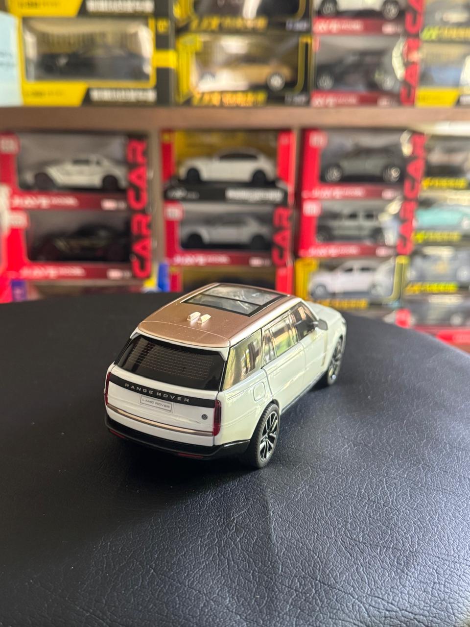 Diecast Model Car 1:32 Range Rover SV Alloy Car with Sound and Light Pullback Decorate Ornament Doors Open Metal Car Model Toys
