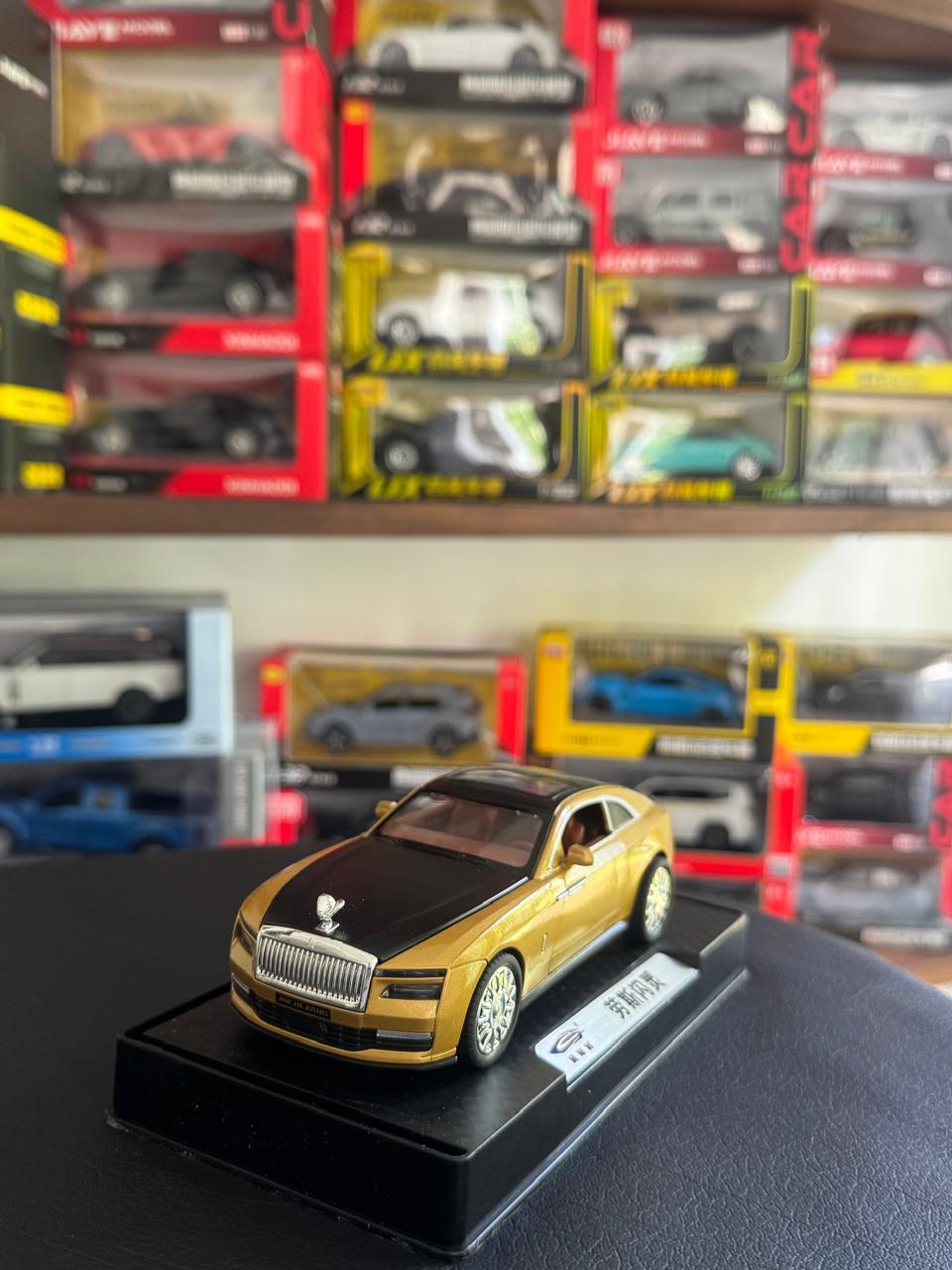 Diecast Model Car 1:32 Rolls Royce Specter with Sound and Light Pullback Decorate Ornament Doors Open Metal Car Model Toys
