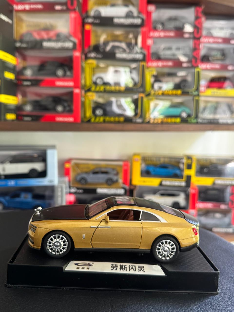 Diecast Model Car 1:32 Rolls Royce Specter with Sound and Light Pullback Decorate Ornament Doors Open Metal Car Model Toys