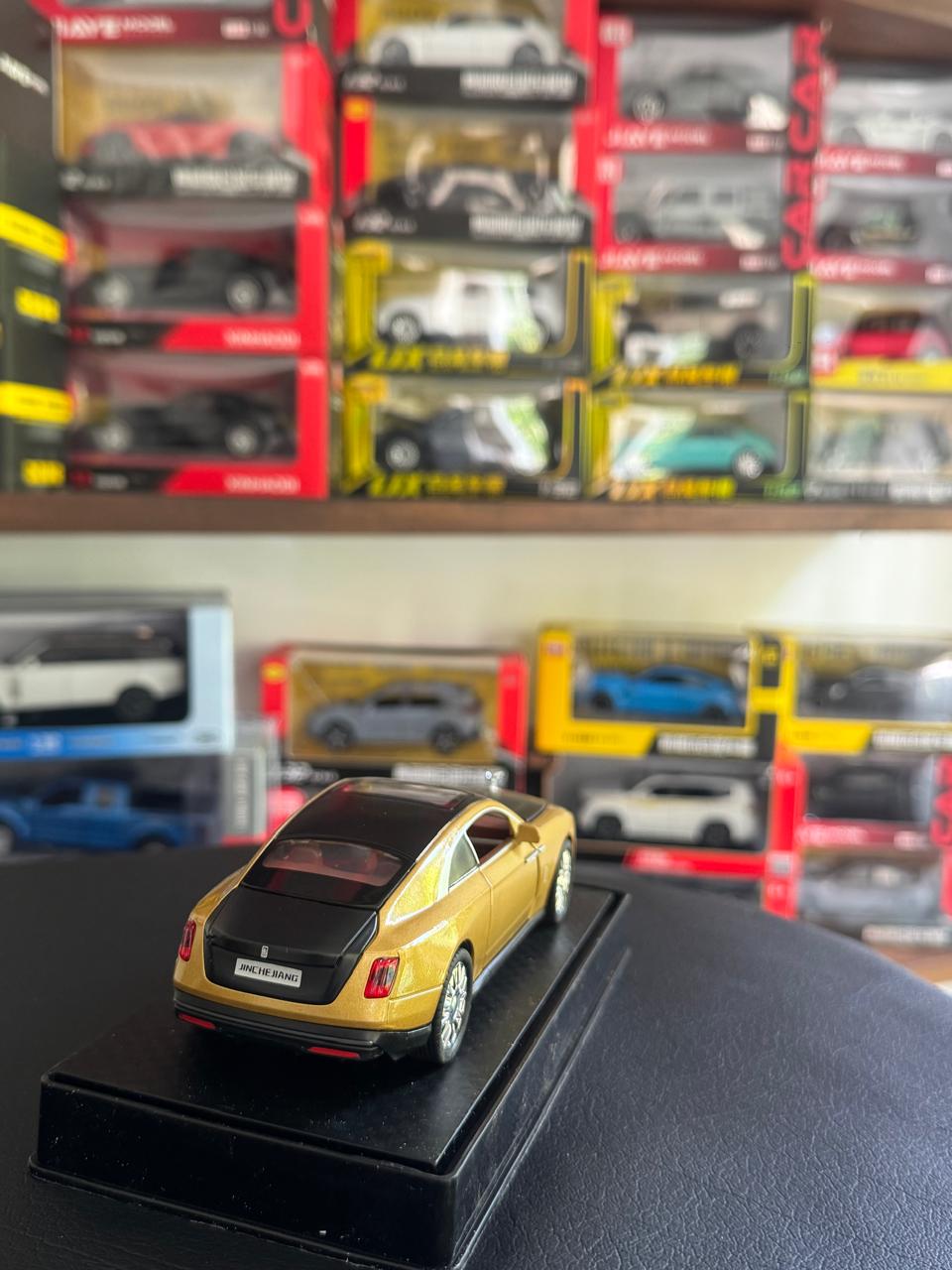 Diecast Model Car 1:32 Rolls Royce Specter with Sound and Light Pullback Decorate Ornament Doors Open Metal Car Model Toys