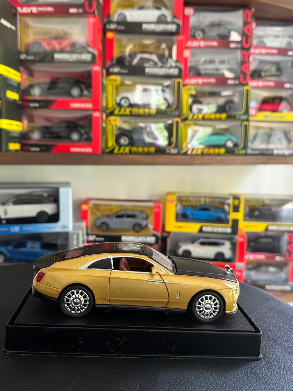 Diecast Model Car 1:32 Rolls Royce Specter with Sound and Light Pullback Decorate Ornament Doors Open Metal Car Model Toys