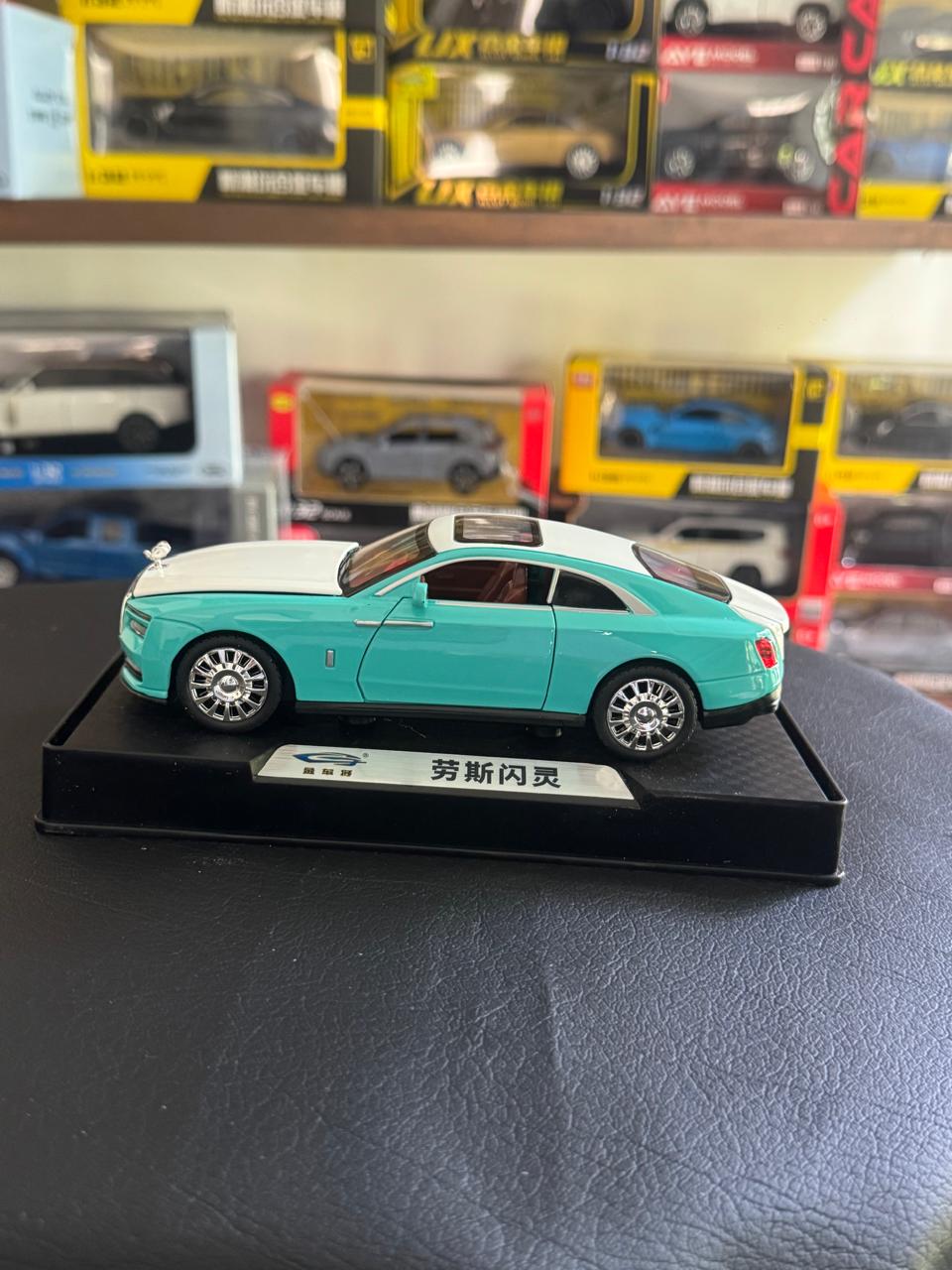 Diecast Model Car 1:32 Rolls Royce Specter with Sound and Light Pullback Decorate Ornament Doors Open Metal Car Model Toys