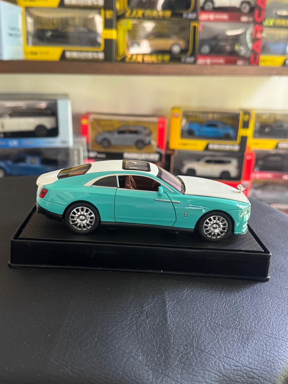 Diecast Model Car 1:32 Rolls Royce Specter with Sound and Light Pullback Decorate Ornament Doors Open Metal Car Model Toys