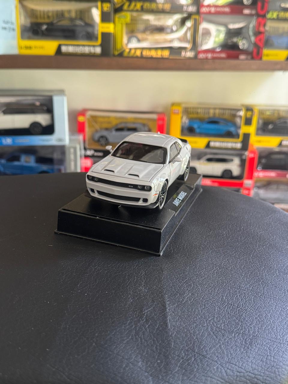 Diecast Model Car 1:32 Challenger Charge SRT Alloy Car with Shock Absorber Simulation Sound and Light Pullback Decorate Ornament Doors Open Metal Car Model Toys