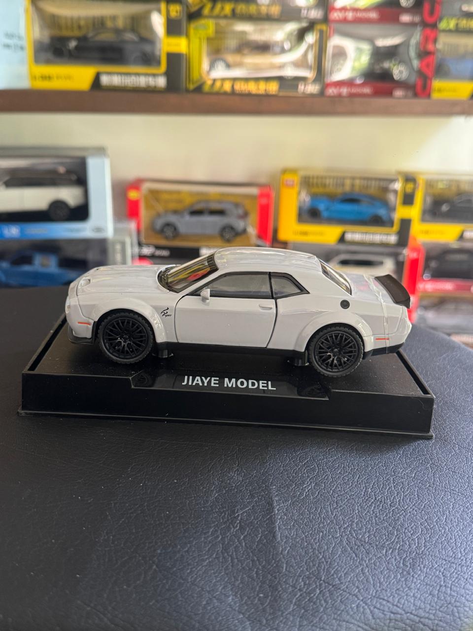 Diecast Model Car 1:32 Challenger Charge SRT Alloy Car with Shock Absorber Simulation Sound and Light Pullback Decorate Ornament Doors Open Metal Car Model Toys