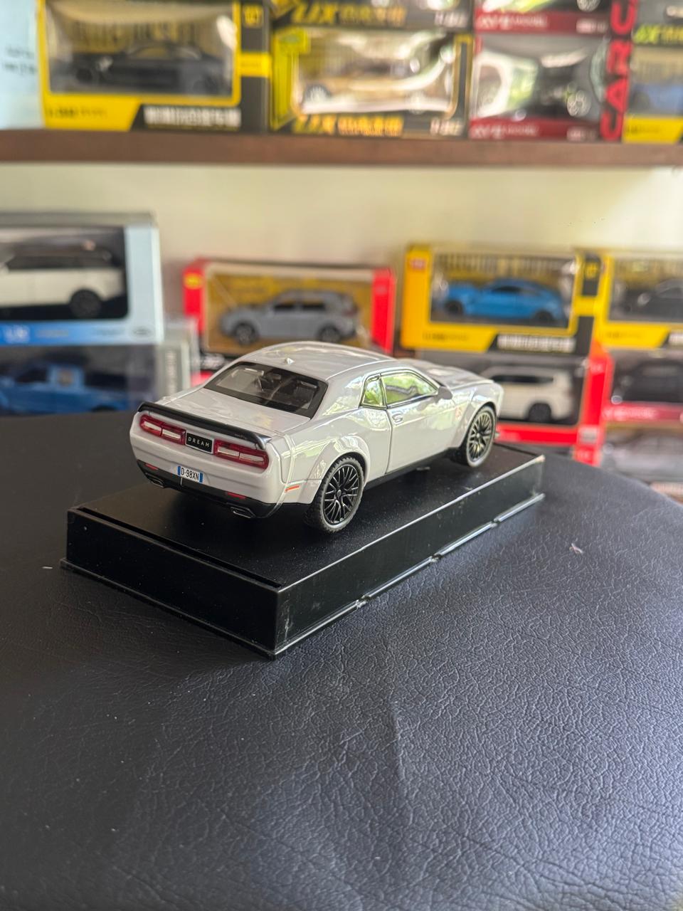 Diecast Model Car 1:32 Challenger Charge SRT Alloy Car with Shock Absorber Simulation Sound and Light Pullback Decorate Ornament Doors Open Metal Car Model Toys