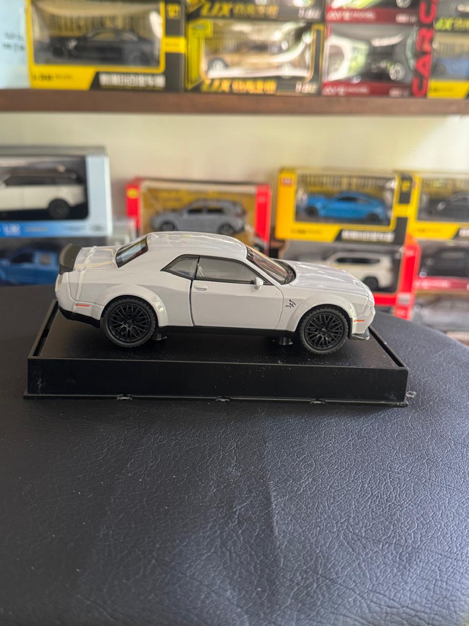 Diecast Model Car 1:32 Challenger Charge SRT Alloy Car with Shock Absorber Simulation Sound and Light Pullback Decorate Ornament Doors Open Metal Car Model Toys