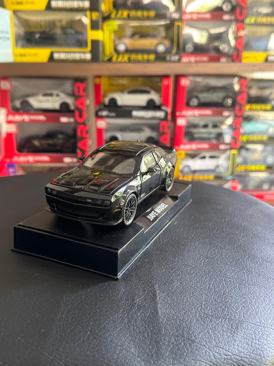Diecast Model Car 1:32 Challenger Charge SRT Alloy Car with Shock Absorber Simulation Sound and Light Pullback Decorate Ornament Doors Open Metal Car Model Toys