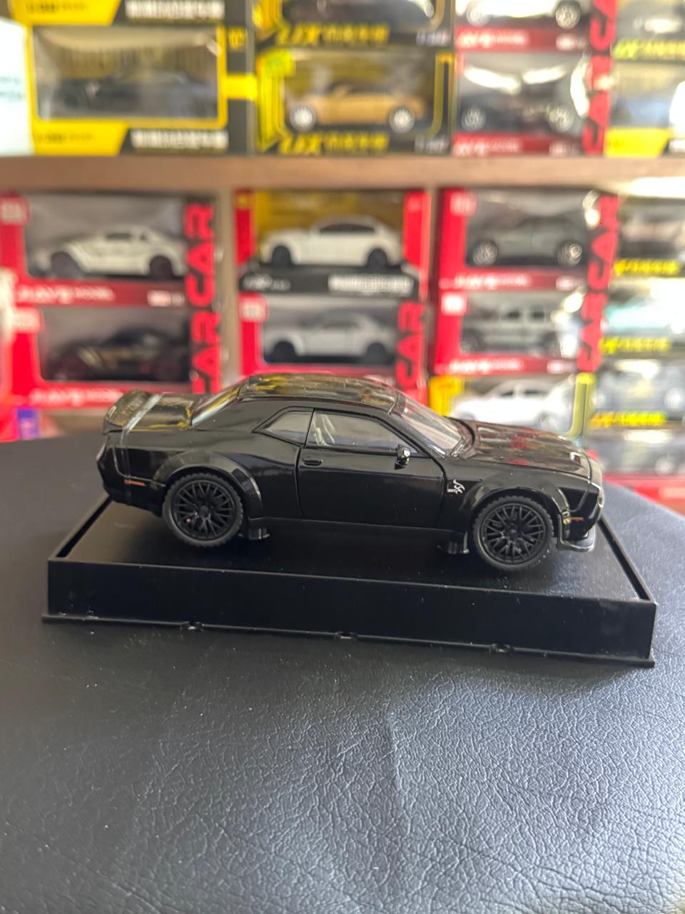 Diecast Model Car 1:32 Challenger Charge SRT Alloy Car with Shock Absorber Simulation Sound and Light Pullback Decorate Ornament Doors Open Metal Car Model Toys