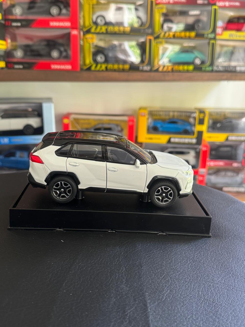 Diecast Model Car 1:32 TOYOTA RAV-4 Alloy Car with Sound and Light Pullback Decorate Ornament Doors Open Metal Car Model Toys