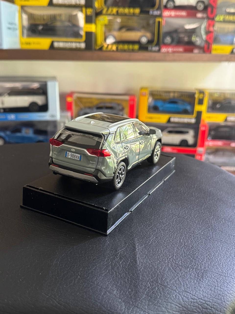 Diecast Model Car 1:32 TOYOTA RAV-4 Alloy Car with Sound and Light Pullback Decorate Ornament Doors Open Metal Car Model Toys