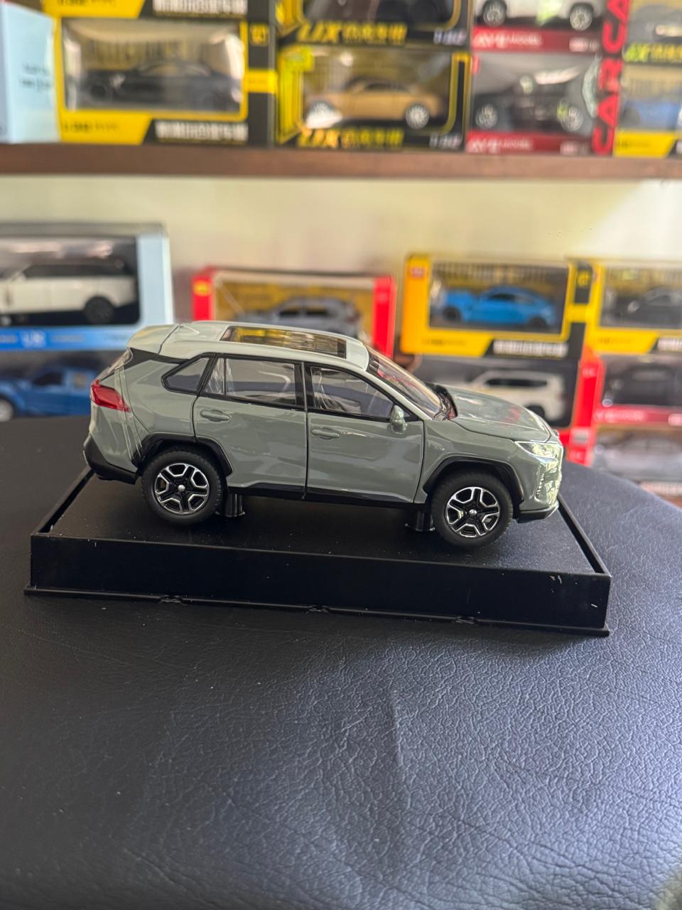 Diecast Model Car 1:32 TOYOTA RAV-4 Alloy Car with Sound and Light Pullback Decorate Ornament Doors Open Metal Car Model Toys
