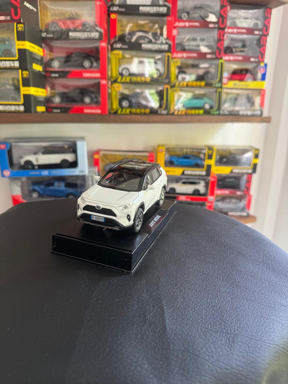 Diecast Model Car 1:32 TOYOTA RAV-4 Alloy Car with Sound and Light Pullback Decorate Ornament Doors Open Metal Car Model Toys